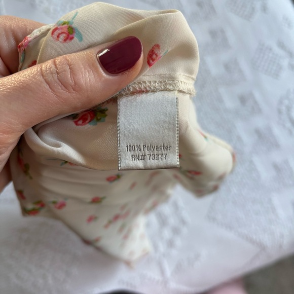 Lauren Conrad women’s size medium ivory floral cap sleeve blouse with bow detail - Picture 6 of 9